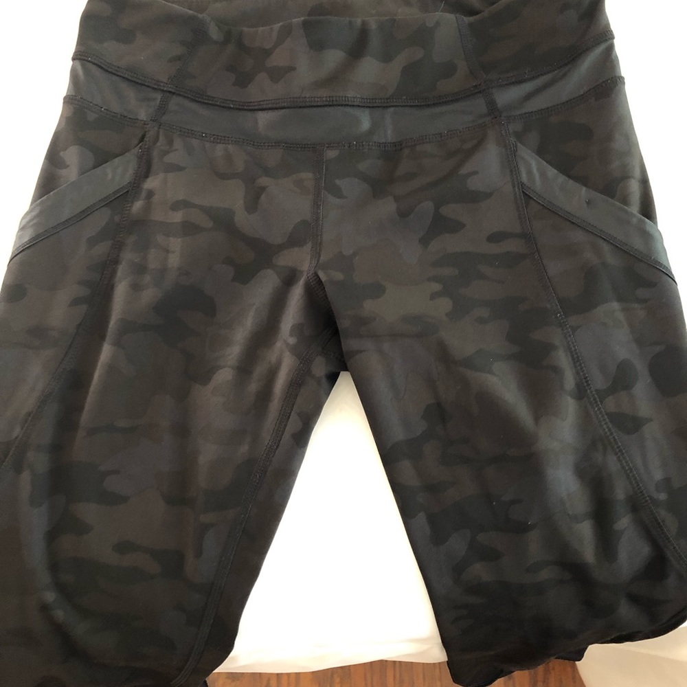 Lululemon size 4 black camo leggings